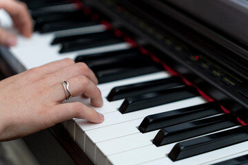 Obraz premium Piano Maestro's Performance: A Symphony of Elegance and Talent