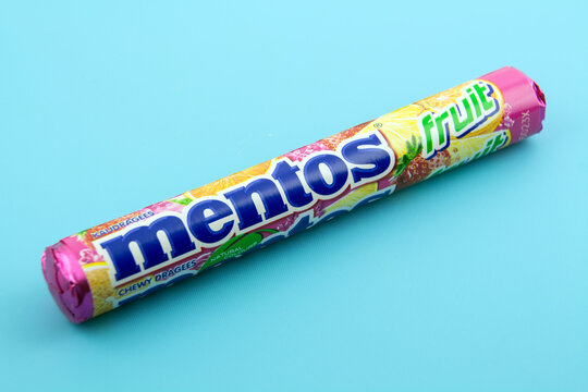 Mentos Kaubonbons Fruit auf blauem Hintergrund