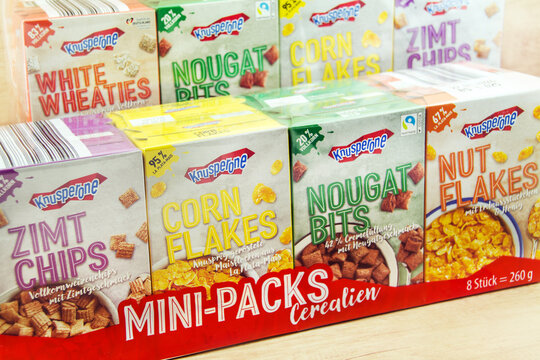 Knusperone Mini-Packs Sorten Corn Flakes, Nougat Bits, Zimt Chips, Nut Flakes,  White Weathies,  Fairtrade Hintergrund holz