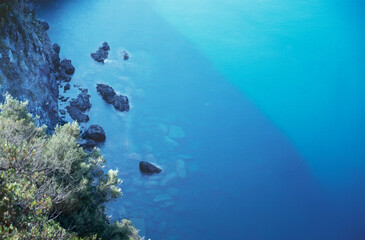 Fototapeta na wymiar stone in turquoise water , Blue sea