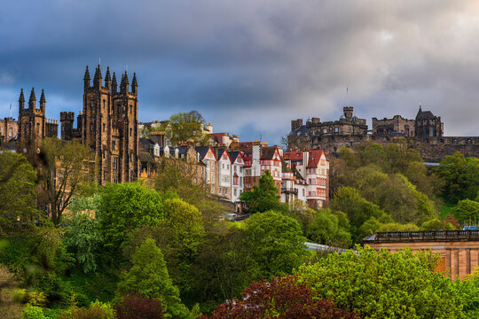 UK, Scotland, Edinburgh, Assembly Hall and Ramsay Garden apartments with Edinburgh Castle in background