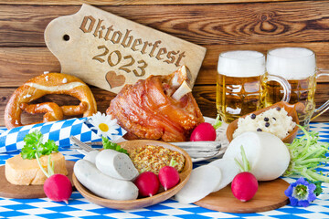 Oktoberfest in München 2023  Bier und traditionelle Küche mit Dekoration und Bayerische Flagge