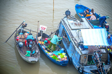 Farmers purchase crowded in Phong Dien floating market morning trade agricultural products serves...