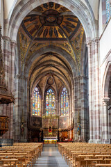 Eglise Saints Pierre et Paul à Obernai, Alsace, France. Photos de l'intérieur avec vitraux
