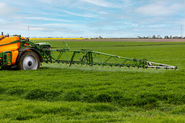 Agriculture intensive conventionnelle - épandage de pesticide sur un champ de céréales au...