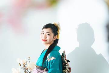 花を持つ振袖を着た女性のポートレート