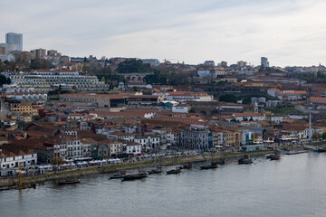 Fototapeta na wymiar Explora la esencia de Oporto: sus callejones empedrados, icónicos puentes y emblemáticos azulejos. Una ciudad que te robará el corazón. 
