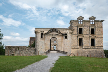 Fachada frontal das ru&iacute;nas do castelo de Gramont em Bidache no alto de um morro no Pa&iacute;s Basco, Fran&ccedil;a