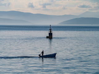 Fischerboot im Sonnenuntergang an der kroatischen Mittelmeerküste
