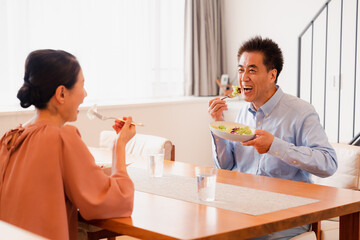 夫婦で食事を楽しむ高齢カップル