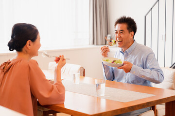 夫婦で食事を楽しむ高齢カップル