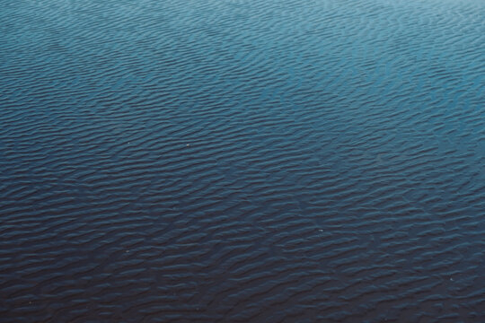 Fondo de arena con peque&ntilde;as olas del mar