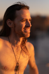 Hombre tomando sol durante el atardecer