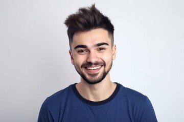 Obraz premium Handsome guy portrait looking at the camera in a grey background