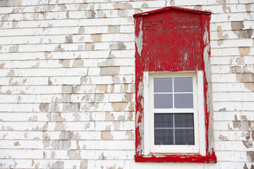 Fenêtre rouge sur mur écaillé blanc, phare, PEI, Canada, red window, white wall, horizontal