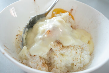 rice pudding with cinnamon and peaches