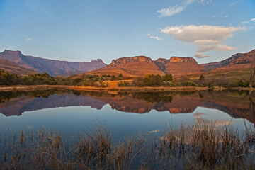 Scenic reflections in a Drakensberg lake 15538
