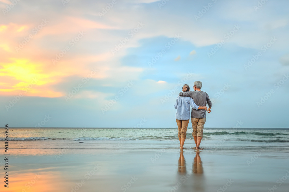 Wall mural Seniors go on vacation at the beach. Seniors plan for retirement with insurance. Seniors are retired. Plan life insurance of happy retirement concepts. Senior couple walking.