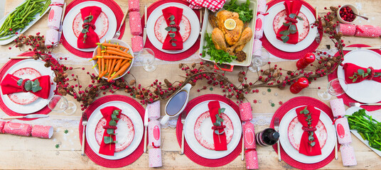 Obraz premium Overhead view of placesettings and food on Christmas dinner table