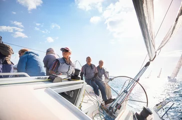 Rolgordijnen Retired friends on sailboat on sunny ocean © KOTO