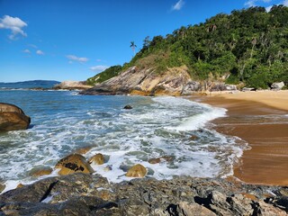 rochas e pedras na praia de luxo 