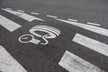 Emplacement de parking réservé pour gonfler les pneus des voitures