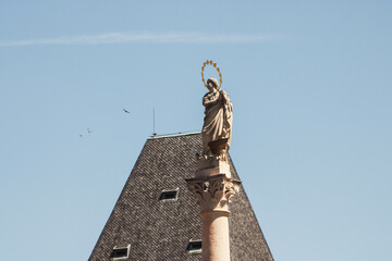 statue of jesus on the cross