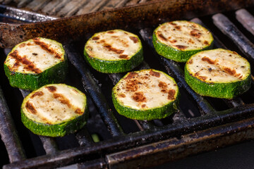 Zucchini auf dem Grill