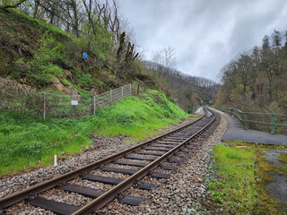 Obraz premium Railroad tracks in the midst of nature along the mountains to facilitate transportation. on a clear sky day