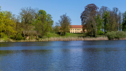 Landschaft am Haussee im Schloßpark Petzow, Potsdam-Mittelmark, Brandenburg, Deutschland