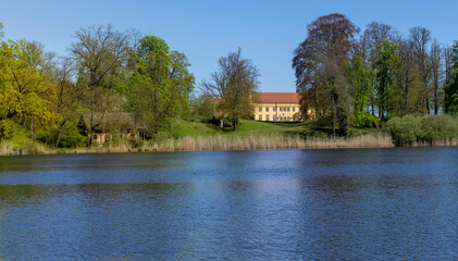 Fototapeta na wymiar Landschaft am Haussee im Schloßpark Petzow, Potsdam-Mittelmark, Brandenburg, Deutschland
