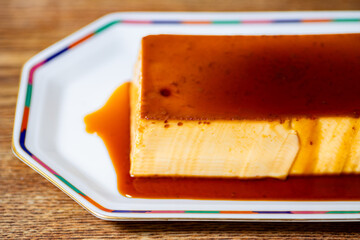 皿に盛られた大きなプリン