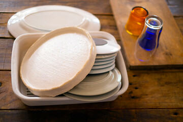 洗った食器を木の机に置く