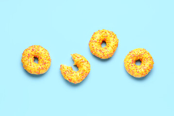 Obraz na płótnie Canvas Sweet donuts on blue background