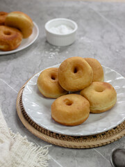 Donat Kampung, Donuts or doughnuts sprinkled with powdered sugar. Selective focus, Blurred background