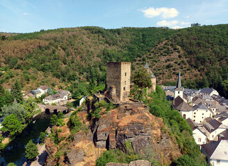 Fototapeta na wymiar Burgruine von Esch an der Sauer (Esch-sur-Sure) im Kanton Wiltz in Luxemburg, ein bei Touristen in Luxemburg beliebter Ort. Links unten ist der Fluss Sauer zu sehen. 