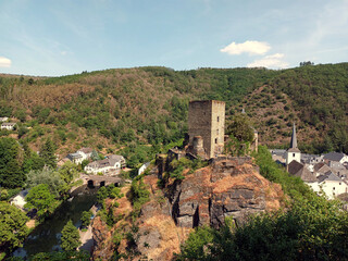 Fototapeta na wymiar Burgruine von Esch an der Sauer (Esch-sur-Sure) im Kanton Wiltz in Luxemburg, ein bei Touristen in Luxemburg beliebter Ort. Links unten ist der Fluss Sauer zu sehen. 
