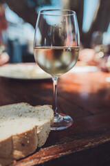 Leckerer Weißwein in mediterraner Atmosphäre