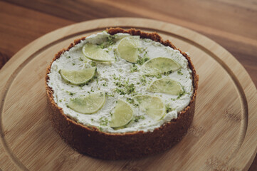 Frühlingshafter Key Lime Pie (Käsekuchen)