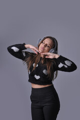 bela mulher com fones de ouvido entusiasmada e feliz 