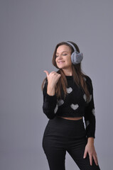 bela mulher com fones de ouvido entusiasmada e feliz 