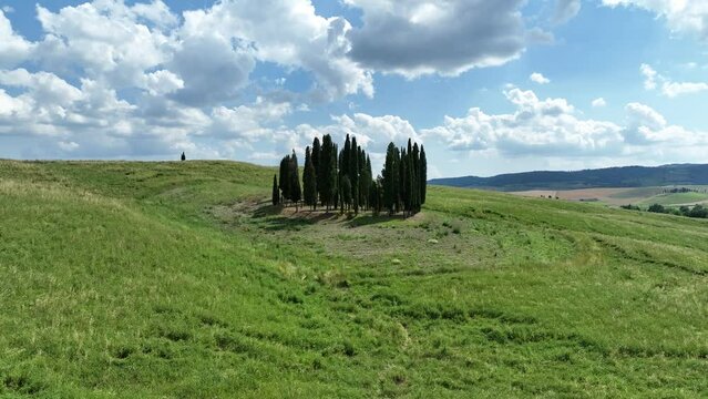 I cipressi della toscana a San Quirico d&rsquo;Orcia, Siena, Italia.
Vista aerea delle colline toscane in Val d'Orcia