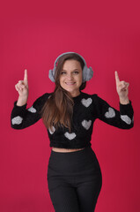 mulher feliz apontando para promoção ou anuncio, mulher com roupa de corações, feliz dia das...