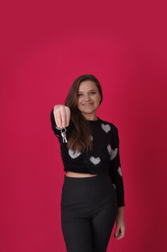 beldade sorridente com chaves da casa nas m&atilde;os, conquista da casa pr&oacute;pria 