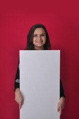 mulher de negócios feliz segurando cartaz em branco com espaço para texto de anúncio e promoção 