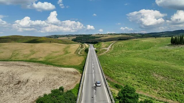 Le strade della Val D&rsquo;Orcia tra le colline toscane.
Vista aerea della campagna toscana