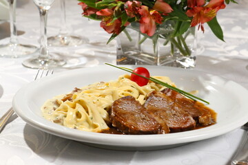 Fettuccine with mushrooms and roast beef in roti sauce