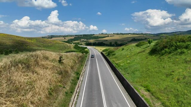 Le strade della Val D&rsquo;Orcia tra le colline toscane.
Vista aerea della campagna toscana