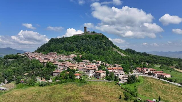 La torre del borgo di Radicofani in Toscana.
Vista aerea del tipico paese della val D&rsquo;Orcia.