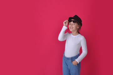 criança adolescente feliz  em fundo rosa 